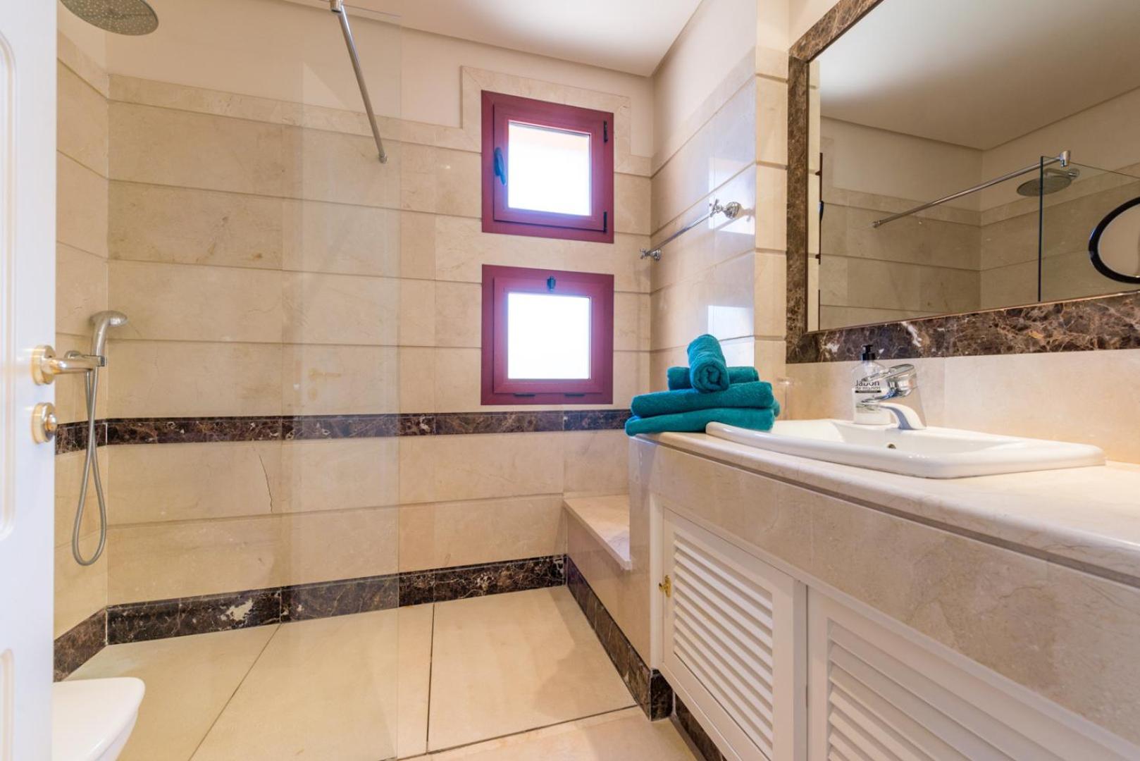 Stylish 4 Bedroom Penthouse Just Steps From Bahia Apartamento Marbella
