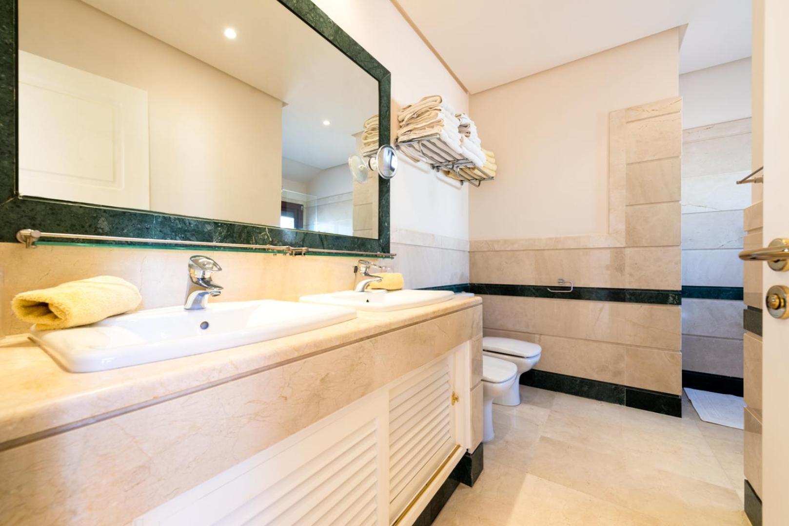 Apartamento Stylish 4 Bedroom Penthouse Just Steps From Bahia Marbella